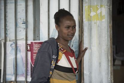 Hana Alemu, trabajadora del Programa de Extensión Sanitaria a las afueras del centro de salud en el pueblo de Germama.