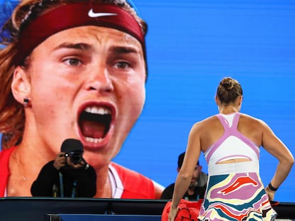 Sabalenka, en su banquillo durante el partido contra Linette en la Rod Laver Arena.