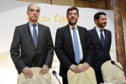 Pedro Mielgo, presidente de Nereo GreenCapital; Alberto Nadal, secretario de Energ&iacute;a y Miguel Mar&iacute;n, director de Econom&iacute;a y Pol&iacute;ticas P&uacute;blicas de FAES, ayer en Madrid. 