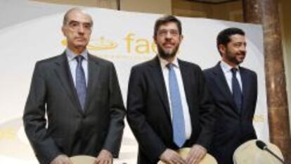 Pedro Mielgo, presidente de Nereo GreenCapital; Alberto Nadal, secretario de Energ&iacute;a y Miguel Mar&iacute;n, director de Econom&iacute;a y Pol&iacute;ticas P&uacute;blicas de FAES, ayer en Madrid. 