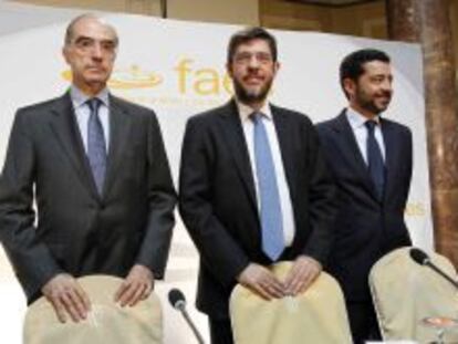 Pedro Mielgo, presidente de Nereo GreenCapital; Alberto Nadal, secretario de Energ&iacute;a y Miguel Mar&iacute;n, director de Econom&iacute;a y Pol&iacute;ticas P&uacute;blicas de FAES, ayer en Madrid. 