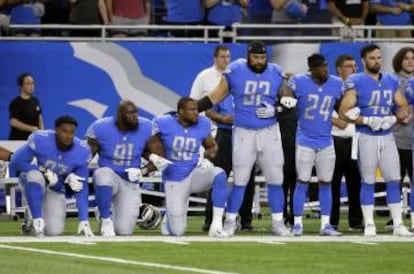 Jugadores de los Detroit Lions hincados durante el himno el 24 de septiembre.