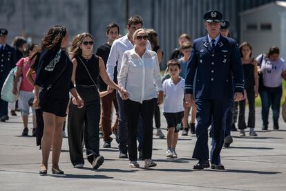 La familia de Piñera durante la llegada del cuerpo del exmandatario al hangar de la Fuerza Aérea en Santiago.