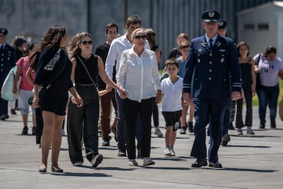 La familia de Piñera durante la llegada del cuerpo del exmandatario al hangar de la Fuerza Aérea en Santiago.