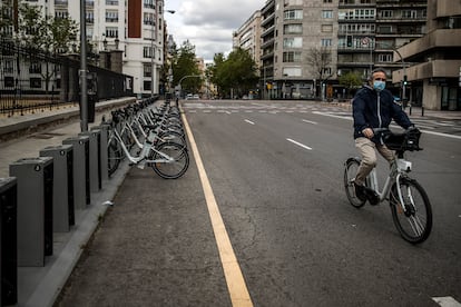 Un hombre coge una bici de Bicimad, en el Retiro, este miércoles.