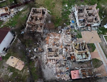 Vista aérea de una zona residencial destruida en Moshchun, pequeña localidad al noroeste de Kiev. El presidente ruso, Vladímir Putin, ha ordenado a su Ejército que no emprenda un ataque directo contra la acería Azovstal, donde aún resisten miles de combatientes ucranios tras dos meses de combates por el control de Mariupol (sudeste de Ucrania). “Creo que el hipotético asalto a la zona industrial no sería bueno, planteo su cancelación”, ha subrayado el mandatario a su ministro de Defensa, Serguéi Shoigú, durante un encuentro cara a cara en el que el alto mando ha prometido la caída de la urbe en los próximos días.