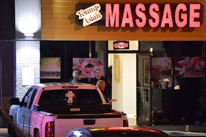El primer tiroteo ocurrió poco antes de las cinco de la tarde, hora local, en un salón conocido como Young’s Asian Massage, ubicado en una zona comercial a 50 kilómetros al norte de Atlanta, en el condado de Cherokee. 