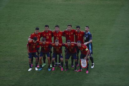 El once inicial de España posa al inicio del partido ante Suecia en el estadio de La Cartuja.