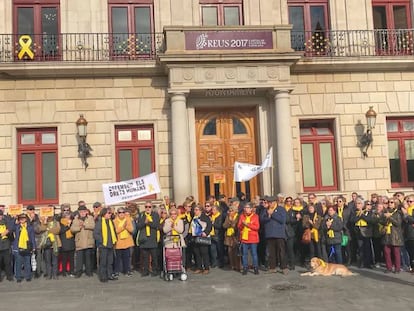 Els avis i &agrave;vies per la llibertat es manifesten cada dia a la pla&ccedil;a Mercadal de Reus.