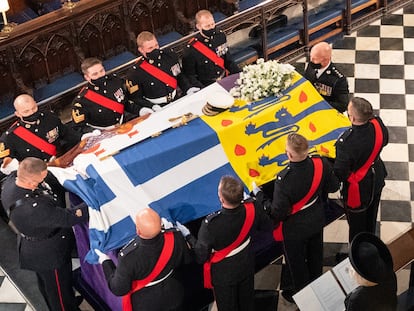 17 April 2021, United Kingdom, Windsor: The coffin of Prince Philip, the Duke of Edinburgh, covered with his Personal Standard, is laid in the St George's Chapel at Windsor Castle during his funeral. Photo: Dominic Lipinski/PA Wire/dpa
17/04/2021 ONLY FOR USE IN SPAIN