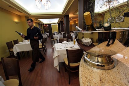 Comedor del restaurante madrileño El Gorro Blanco. Abajo, uno de los platos de bacalao de la carta.