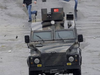 Jóvenes kurdos tiran piedras contra un vehículo policial en Estambul.