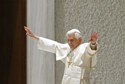 El papa Benedicto XVI saluda al público tras una audiencia celebrada ayer en el Vaticano.