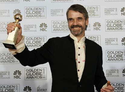 El actor britnico Jeremy Irons posa con el galardn al mejor actor secundario en una serie, miniserie o pelcula para televisin, por su papel en &#39;Elizabeth I&#39;.