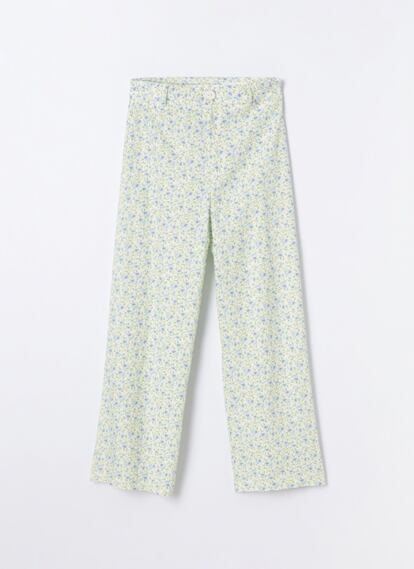 El ‘por si acaso’ llega en forma de unos pantalones largos –en lino, eso sí– con estampado de flores en tonos verdes. 17,99 €