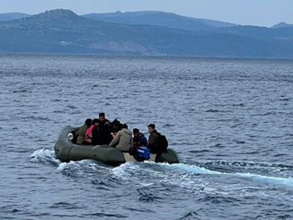 Una barca semirrígida con refugiados afganos es fotografiada por un barco de Frontex, el pasado 22 de abril, en las cercanías de la isla griega de Lesbos.
