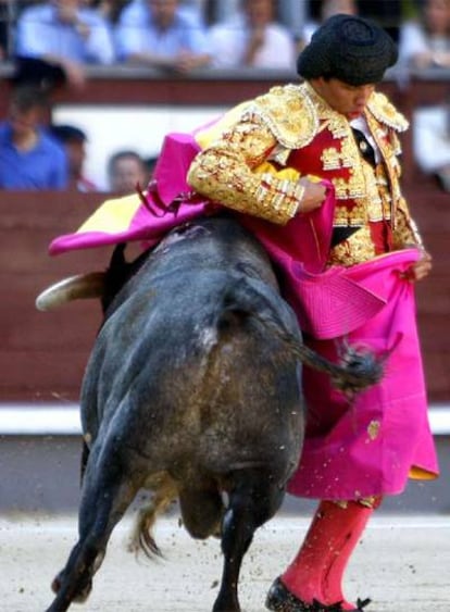 Mario Aguilar, con su primer novillo.