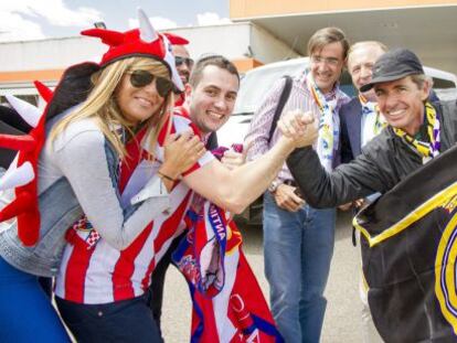 Aficionados del Atlético y del Madrid, camino de Lisboa para asistir a la final. 