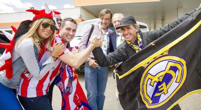 Aficionados del Atlético y del Madrid, camino de Lisboa para asistir a la final.
