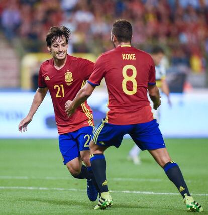 David Silva celebra el gol en presencia de Koke.