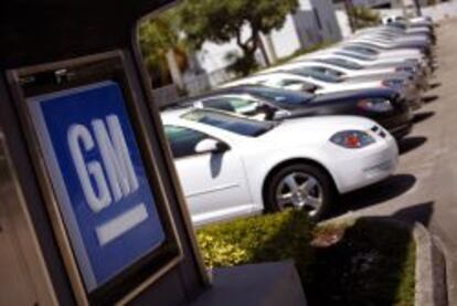 Veh&iacute;culos de la marca Chevrolet junto a un logotipo de General Motors. 