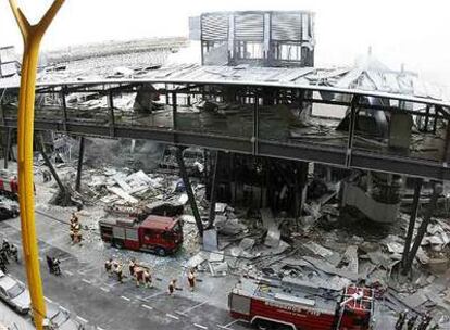 Estado en el que quedó el aparcamiento D de la terminal 4 del aeropuerto de Barajas tras la explosión de la bomba de ETA.