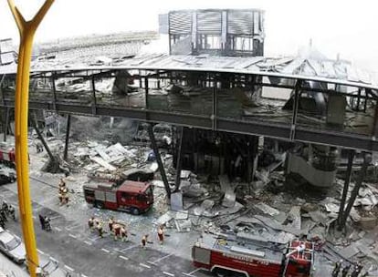Estado en el que quedó el aparcamiento D de la terminal 4 del aeropuerto de Barajas tras la explosión de la bomba de ETA.