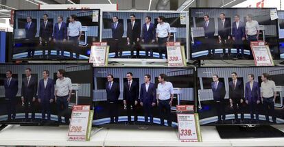 Imagen de varios televisores en el pueblo cántabro de Siero, con los lideres políticos del debate a cuatro.