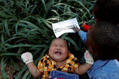 Un niño sudanés desplazado llora durante una manifestación en el Día Mundial del Refugiado frente a la oficina de la Agencia de Refugiados de la ONU en Yakarta, Indonesia.