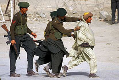Policías paquistaníes detienen a un afgano que trató de entrar en Pakistán por el paso fronterizo de Chaman sin la documentación necesaria.
