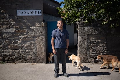 Abdel Halim, migrante argelino que vive y trabaja como panadero en Roelos de Sayago.