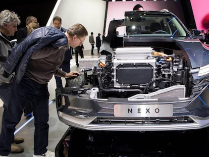 Varios asistentes observan el motor de un Hyunday Nexo el Sal&oacute;n Internacional del Autom&oacute;vil de Ginebra (Suiza).