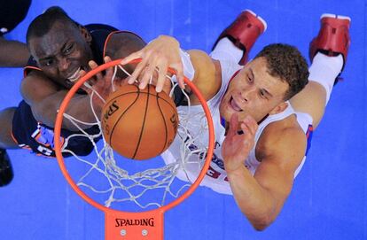 Griffin, de los Clippers, machaca ante Biyombo, de los Bobcats.