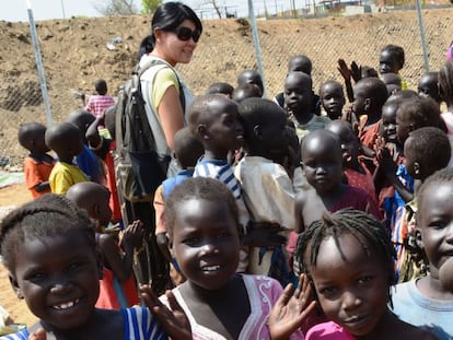 Masumi Yamashina, especialista de UNICEF, con un grupo de ni&ntilde;os en Sud&aacute;n del Sur