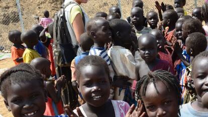 Masumi Yamashina, especialista de UNICEF, con un grupo de ni&ntilde;os en Sud&aacute;n del Sur