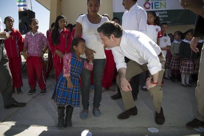 El secretario de Educación, Aurelio Nuño, en una visita a un colegio de Oaxaca.