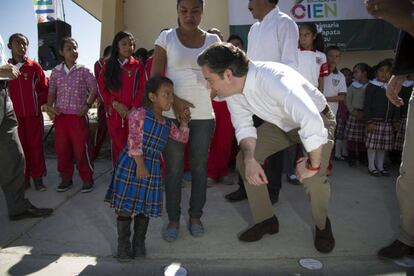 El secretario de Educaci&oacute;n, Aurelio Nu&ntilde;o, en una visita a un colegio de Oaxaca.