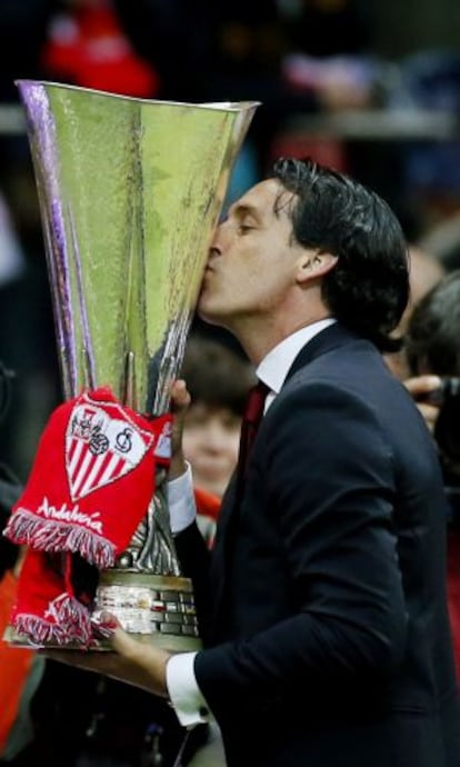 mery besa el trofeo de la Liga Europa el pasado miércoles.
