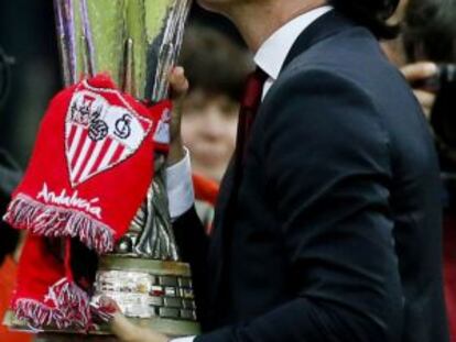 mery besa el trofeo de la Liga Europa el pasado miércoles.