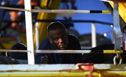 Un migrante a bordo del Sea-Watch 3 a la espera de desembarcar en Lampedusa