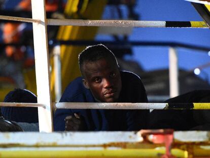 Un migrante a bordo del Sea-Watch 3 a la espera de desembarcar en Lampedusa 