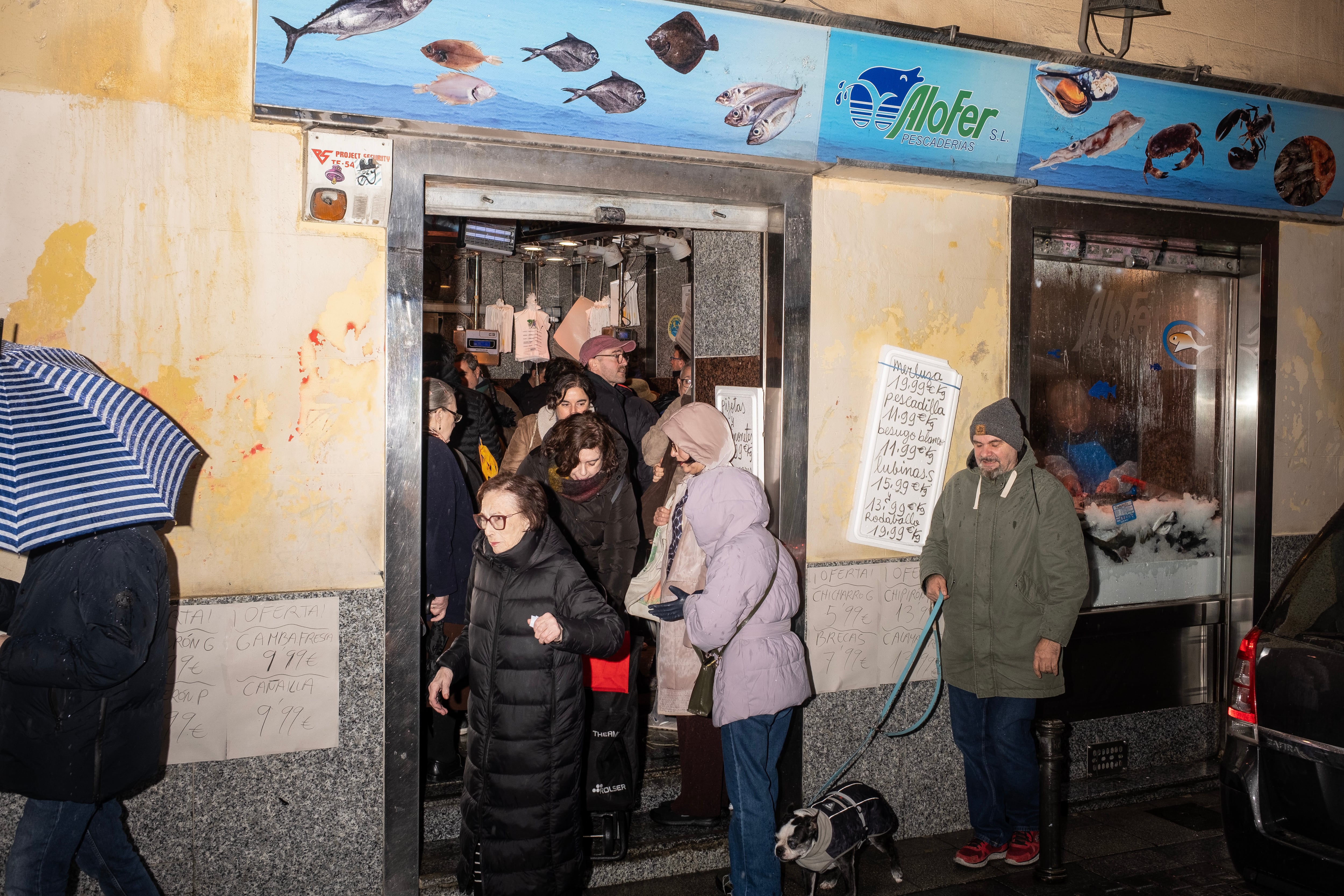
Entrada y salida de clientes en la pescadería. 
