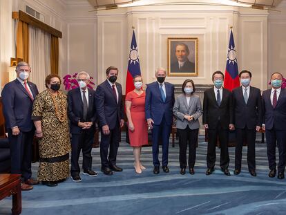 La presidenta de Taiwán, Tsai Ing-wen (en el centro), posa con la comitiva política estadounidense que ha visitado la isla esta semana.