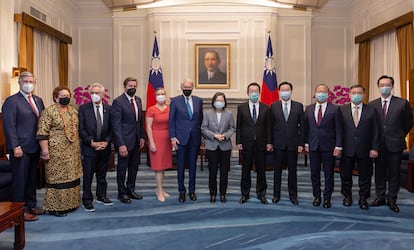 La presidenta de Taiwán, Tsai Ing-wen (en el centro), posa con la comitiva política estadounidense que ha visitado la isla esta semana.