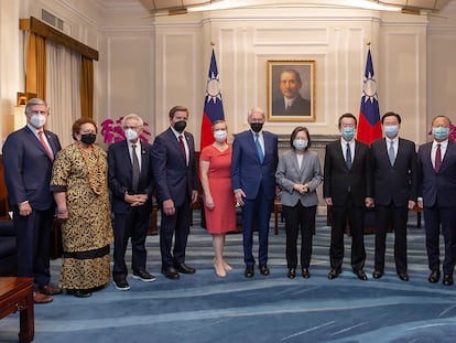 La presidenta de Taiwán, Tsai Ing-wen (en el centro), posa con la comitiva política estadounidense que ha visitado la isla esta semana.