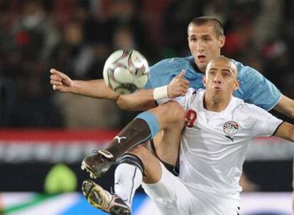 Zidan, en primer término, y Chiellini pelean por el balón.