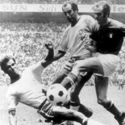 Mazzola pugna con los brasileños Brito y Gerson en la final de México 70.