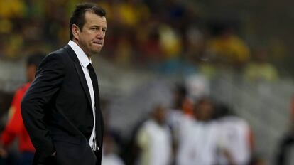 Dunga dirige un partido de Brasil, contra Uruguay en marzo pasado.
