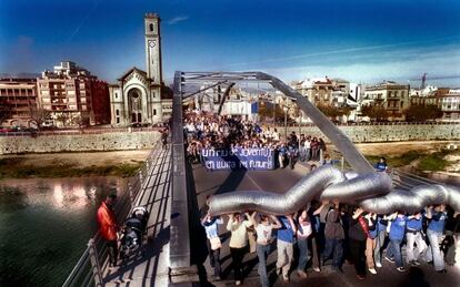 Manifestaci&oacute;n en 2002 en Tortosa en contra del trasvase del Ebro. 