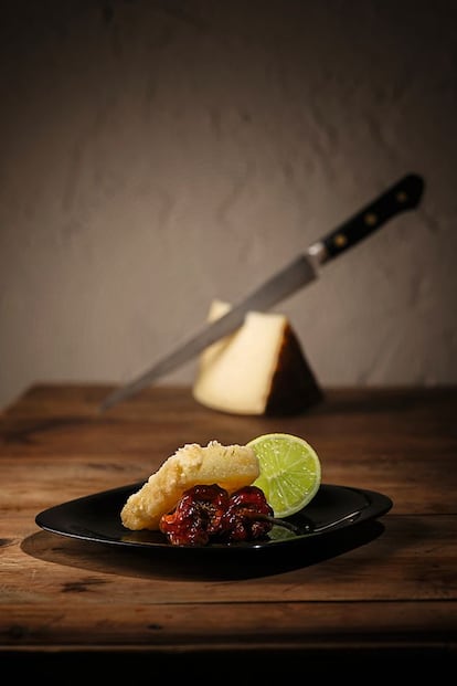 <p><b>El aroma de los curados: ‘Saganaki’ de queso con pimientos asados.</b> Los elegidos: Ibérico Curado de García Baquero, superoro, aceitoso y sin notas ácidas; o el de mezcla curado de los cuatro oros que consiguió Los Cameros, de Lácteos Martínez, de aroma refinado y sabor ligeramente fuerte. Los quesos de mezcla representan el 50% de la producción y el consumo en España.</p> <p><em>Ingredientes: Un trozo de queso, pimientos asados de dos colores, harina, huevo, limón y pimienta.</em></p> <p><em>Preparación:</em> 1. Esta variante proviene del recetario griego. En él, el queso que se empana siempre es el queso feta. Cortar un buen trozo de queso procurando que nos quede lo más cuadrado posible y de una anchura de un centímetro para que no se nos desintegre al rebozarlo. 2. Para rebozarlo lo pasamos primero por harina después por huevo y otra vez por harina. Es importante que todo el queso nos quede bien empanado para evitar posibles fugas al deshacerse. 3. Freír en aceite de oliva a 200 grados. Si caben también podremos asar los pimientos. 4. Emplatar: colocar los pimientos en la base del plato y encima el queso frito, espolvorear de pimienta y acompañar con lima o limón. Ya se puede servir.</p>